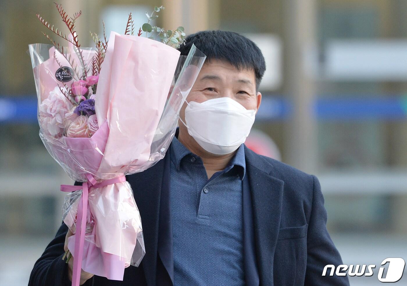 본문 이미지 - 17일 오후 경기도 수원시 영통구 수원지방법원에서 열린 이춘재 연쇄살인 8차 사건 재심 선고공판에서 재심 청구인 윤성여 씨가 무죄를 선고받고 웃어보이고 있다. 2020.12.17/뉴스1 ⓒ News1 사진공동취재단