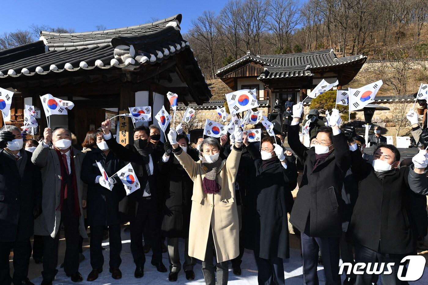 본문 이미지 - 17일 오후 경북 안동 임청각(보물 제182호)에서 열린 ‘임청각 앞 기차운행 종단 기념행사’에 참석한 정재숙 문화재청장이 관계자들과 함께 만세삼창을 하고 있다.  (문화재청 제공) 2020.12.17/뉴스1