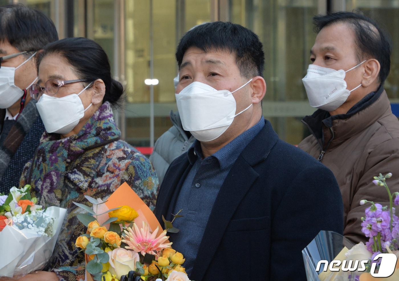 본문 이미지 - 17일 오후 경기도 수원시 영통구 수원지방법원에서 열린 이춘재 연쇄살인 8차 사건 재심 선고공판에서 재심 청구인 윤성여 씨가 무죄를 선고받고 법원 청사를 나와 취재진 질문에 답하고 있다. 2020.12.17/뉴스1 ⓒ News1 사진공동취재단