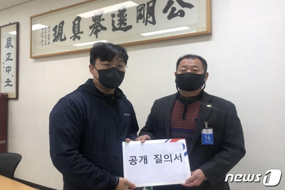 본문 이미지 - 전영석(오른쪽) 대한체육회 경기단체연합회 고문이 17일 중앙선거관리위원회에 대한체육회장 선거에 입후보 관련 질의서를 제출했다. (전영석 고문 제공) ⓒ 뉴스1