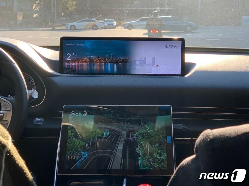 본문 이미지 - LG유플러스가 17일 한양대학교와 컨트롤웍스와 공동으로 개발한 자율주행차량 주차기술을 체험하는 자리를 마련했다. ⓒ 뉴스1