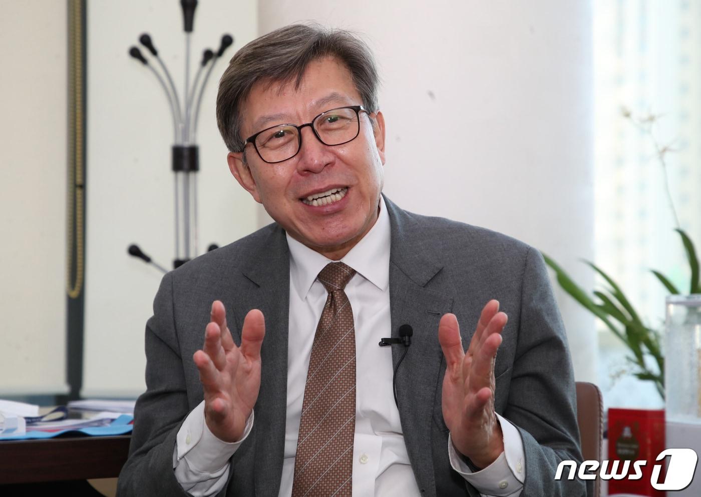 본문 이미지 - 17일 오후 부산 부산진구 한빛병원 7층 박형준 후보 사무실에서 박형준 부산시장 예비후보가 뉴스1과 인터뷰를 하고 있다. 2020.12.17/뉴스1 ⓒ News1 여주연 기자