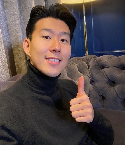 본문 이미지 - 손흥민이 지난해 12월 번리와의 EPL 경기에서 터뜨린 득점으로 FIFA 푸스카스상을 받았다. (손흥민 SNS) ⓒ 뉴스1