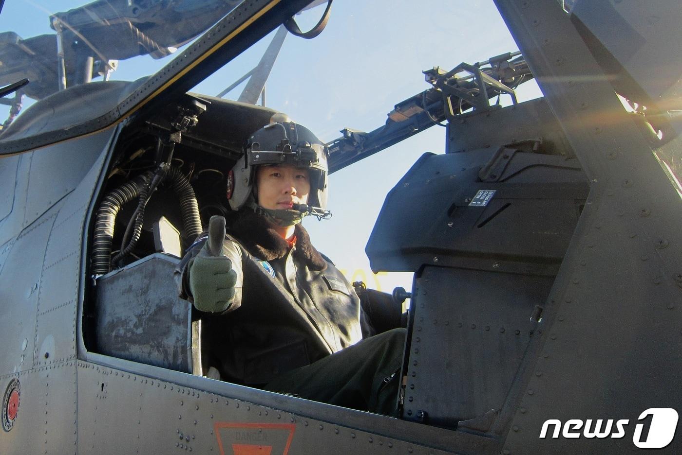 본문 이미지 - 올해의 육군 탑헬리건(Top-Heligun)에 선정된 109항공대대 코브라(AH-1S) 조종사 김지훈 준위(38세). /국방부 제공 