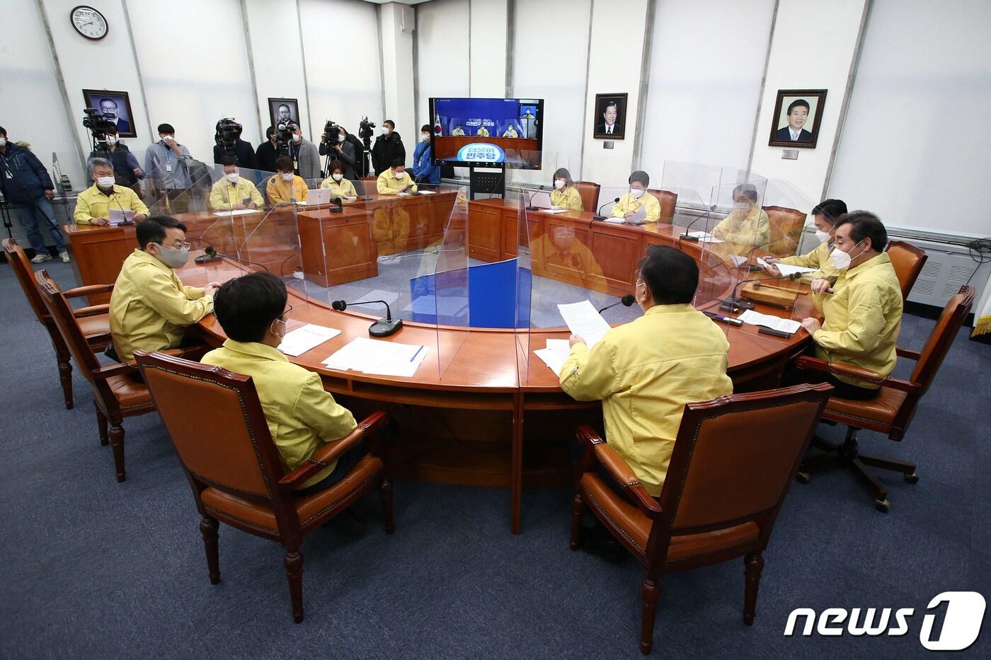 이낙연 더불어민주당 대표가 18일 서울 여의도 국회에서 열린 최고위원회의를 주재하고 있다. 2020.12.18/뉴스1 ⓒ News1 성동훈 기자