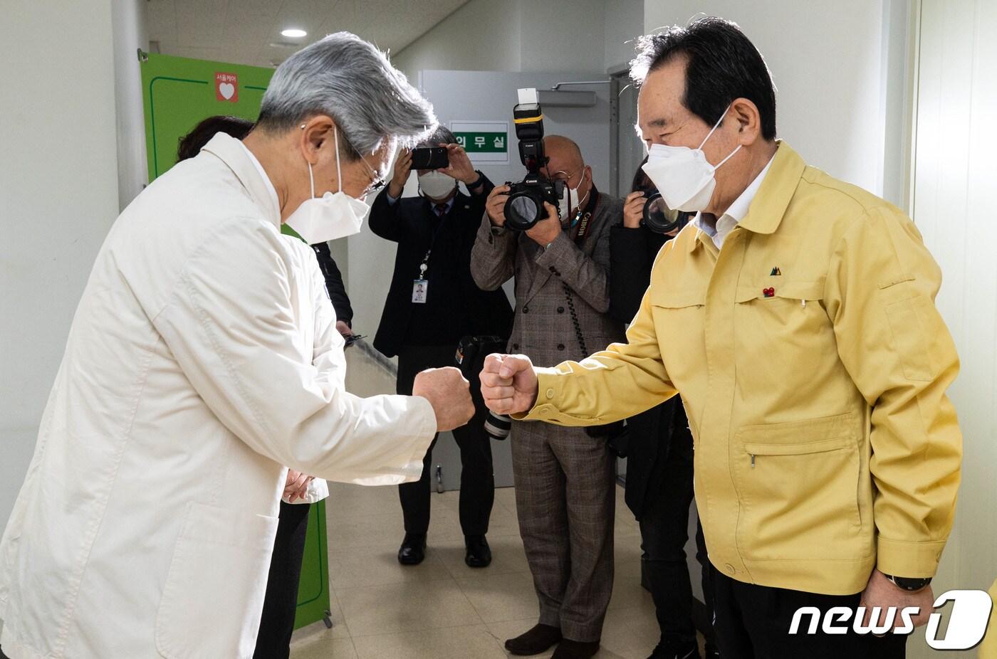 정세균 국무총리가 18일 오전 서울 은평구 서울소방학교 생활치료센터를 방문해 권순용 은평성모병원장과 인사를 나누고 있다. 2020.12.18/뉴스1 ⓒ News1 박지혜 기자