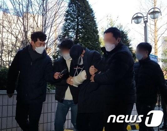 본문 이미지 - 18일 오후 1시30분께 인천지법 영장실질심사장에 특정범죄가중처벌등에관한법률위반(위험운전치사) 혐의로 입건된 벤츠 승용차 운전자 A씨(44·남)가 들어가고 있다.2020.12.18/뉴스1 ⓒ News1 박아론 기자