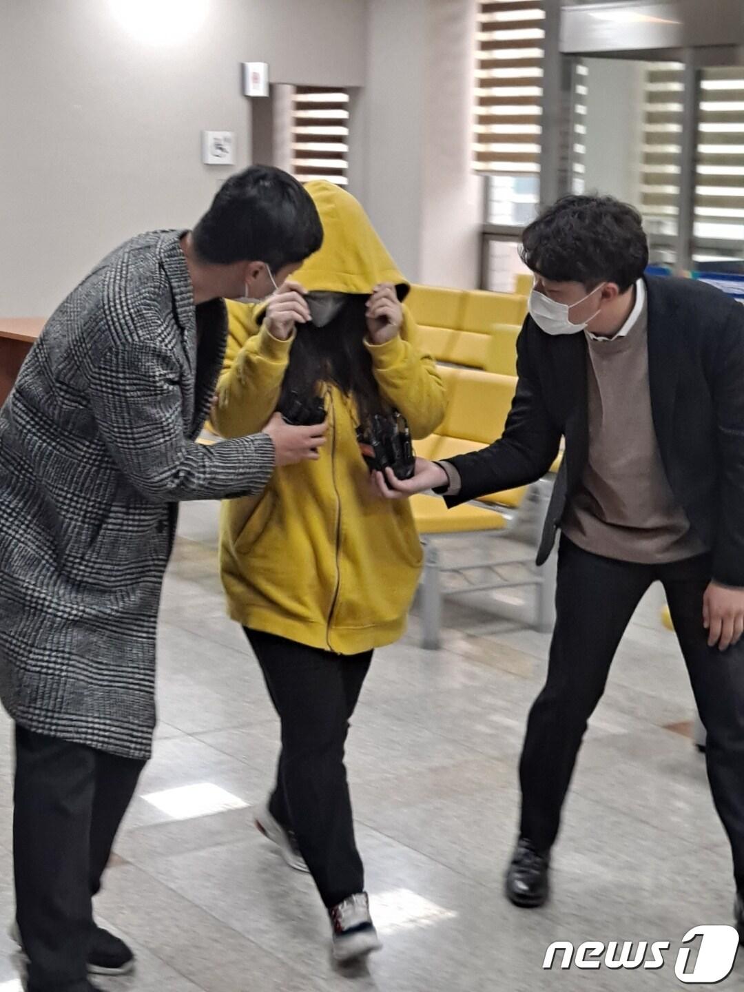 본문 이미지 - 18일 오후 창녕 9세 여아 학대 혐의를 받고 있는 친모가 1심 선고공판 출석을 위해 창원지방법원 밀양지원 107호 법정으로 향하고 있다. 이날 재판부는 프라이팬으로 손을 지지는 등 9세 여아를 잔혹하게 학대한 혐의로 재판에 넘겨진 계부(36)와 친모(29)에게 각각 징역 6년과 3년을 선고했다. 2020.12.18/뉴스1 ⓒ News1 김명규 기자