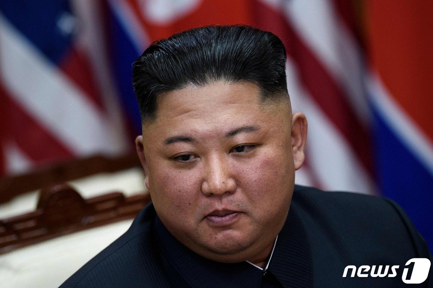 본문 이미지 - 김정은 북한 국무위원장이 백신접종과 고립 가운데 선택해야 하는 딜레마에 빠졌다고 파이낸셜타임스(FT)가 23일(현지시간) 보도했다.  ⓒ AFP=뉴스1 자료 사진