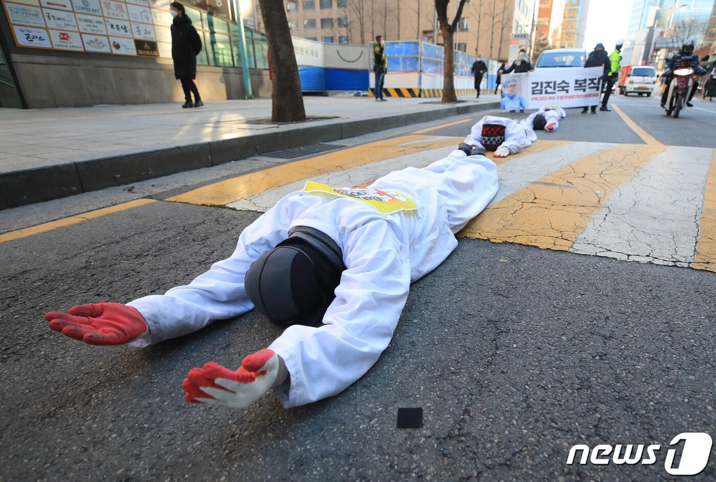 본문 이미지 - 18일 오후 '김진숙 희망버스' 회원들이 한진중공업 마지막 해고노동자인 김진숙 민주노총 부산본부 지도위원의 복직을 촉구하며 서울 용산구 한진중공업 갈월동 사옥에서 출발해 청와대 방향으로 오체투지 행진을 하고 있다. 2020.12.18/뉴스1 ⓒ News1 구윤성 기자