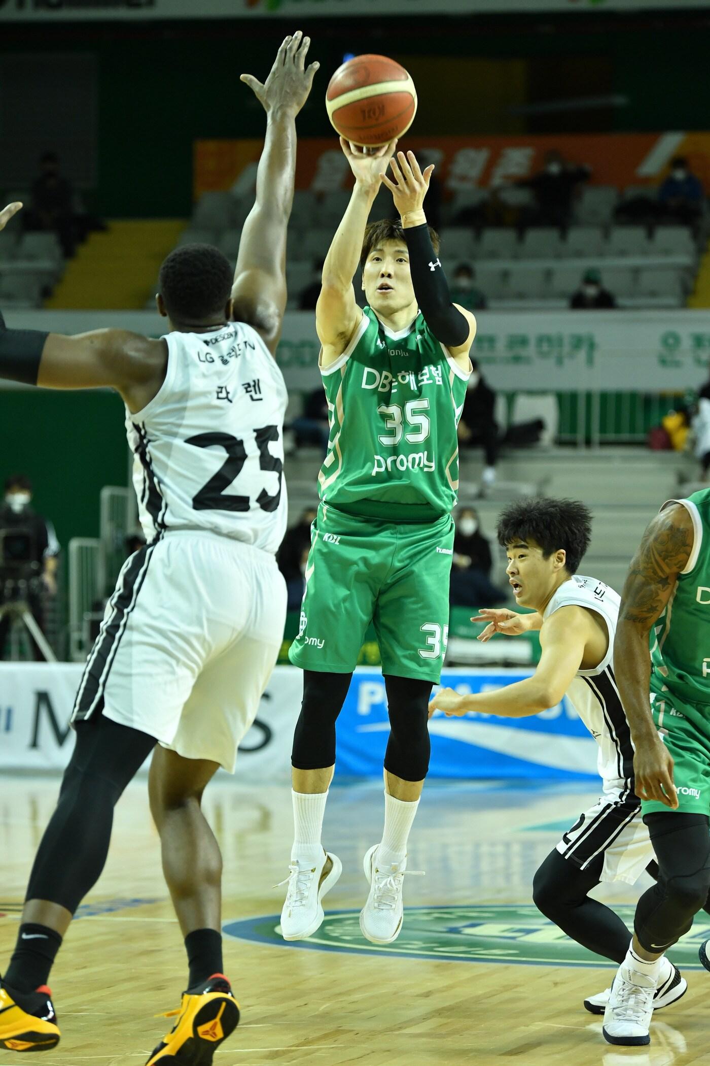 본문 이미지 - 원주 DB 두경민이 18일 창원 LG와의 경기에서 슛을 시도하고 있다.(KBL 제공)ⓒ 뉴스1