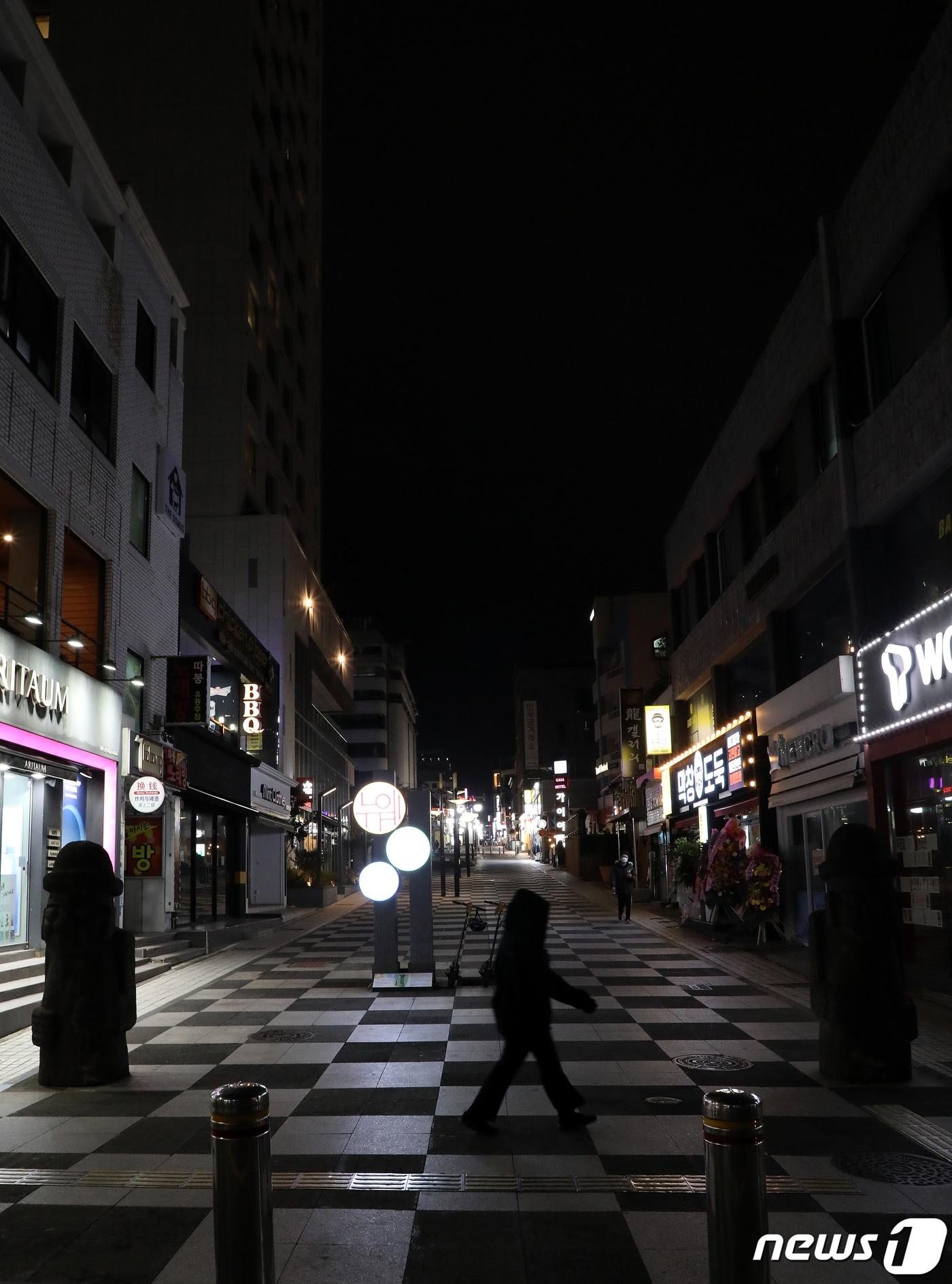 본문 이미지 -  제주시 연동 최대 번화가인 누웨마루 거리가 텅 비어 있다(뉴스1DB)ⓒ News1 오미란 기자