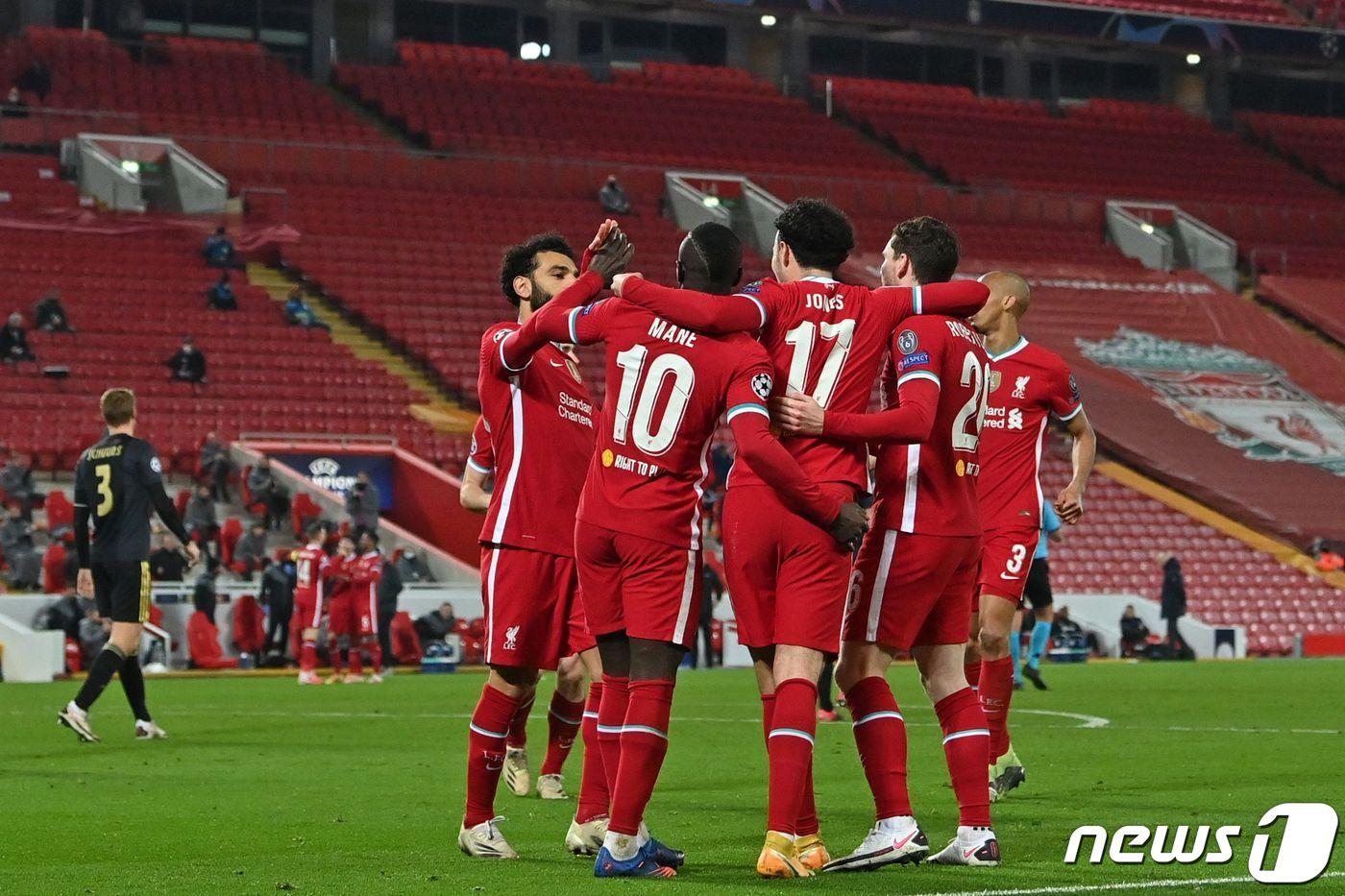 본문 이미지 - 리버풀 선수들이 2일(한국시간) 영국 리버풀의 안필드에서 열린 아약스와의 2020-21 유럽축구연맹(UEFA) 챔피언스리그 D조 조별리그 5차전에서 득점 후 기뻐하고 있다. ⓒ AFP=뉴스1