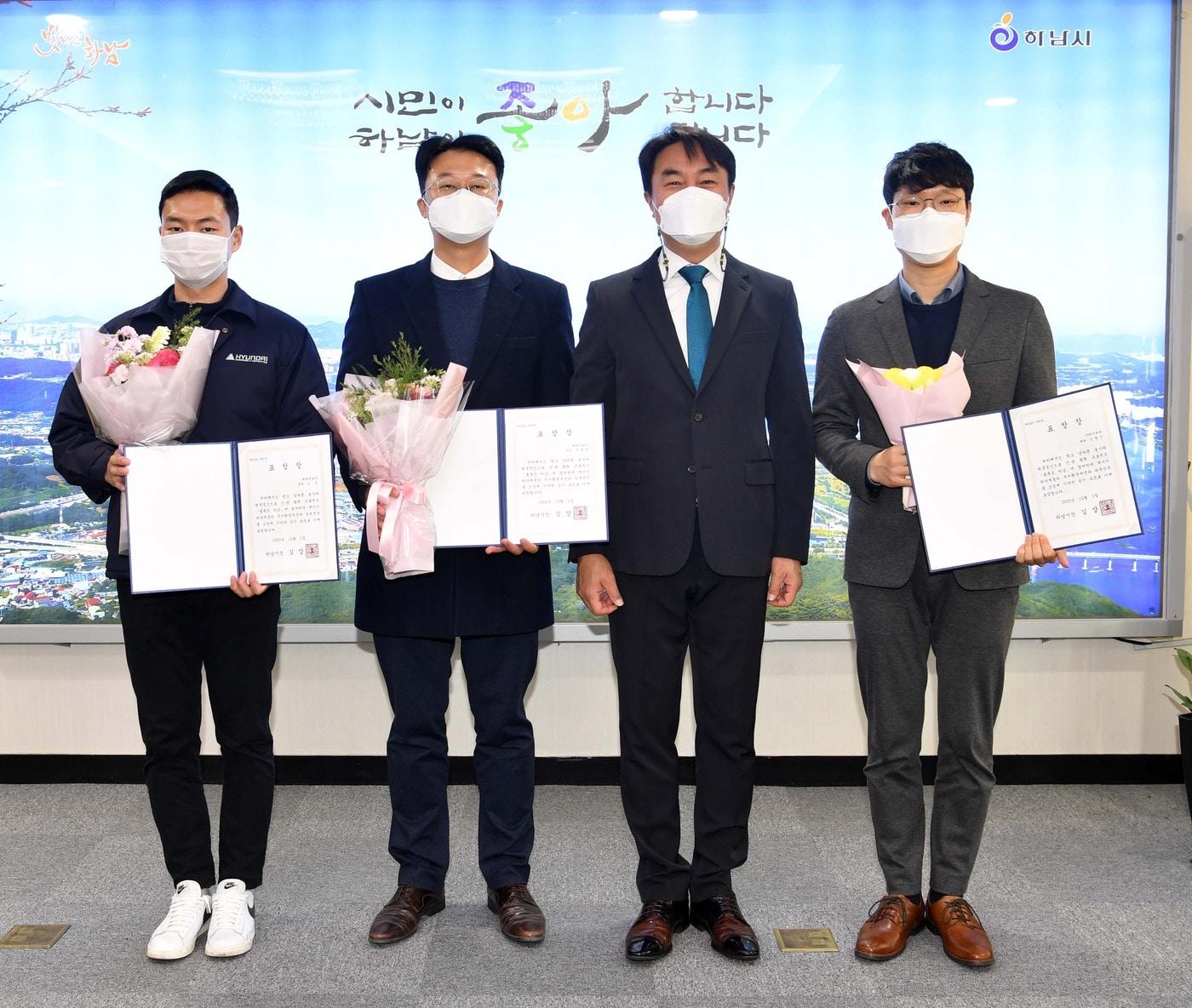본문 이미지 - 하남시 건축분야 유공자 표창 수상자들이 기념 사진을 찍고 있다.(KCC 제공)