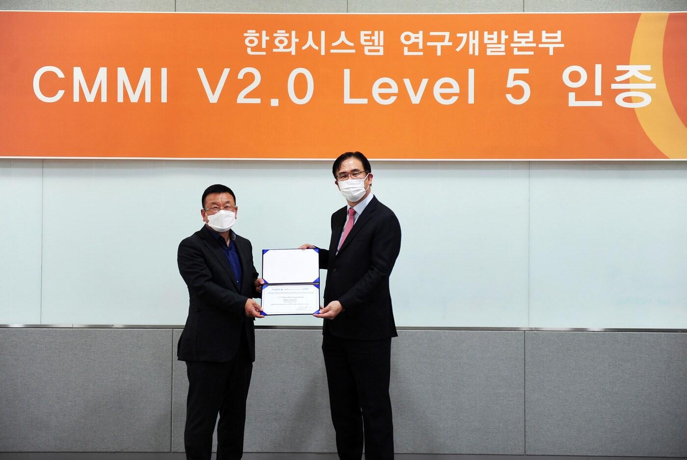 본문 이미지 - 한화시스템 용인종합연구소에서 열린 기념식에서 이수재 한화시스템 연구개발본부장(왼쪽)이 CMMI 2.0 버전 레벨 5 인증서를 수여받고 있다(한화시스템 제공). ⓒ 뉴스1