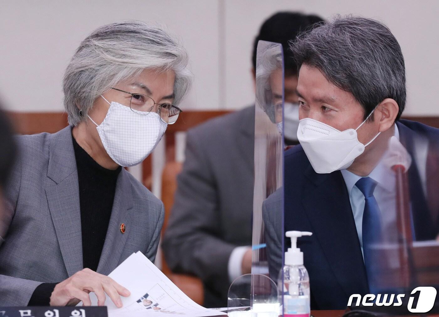 본문 이미지 - 강경화 외교부 장관(왼쪽)과 이인영 통일부 장관. 2020.12.2/뉴스1 ⓒ News1 신웅수 기자