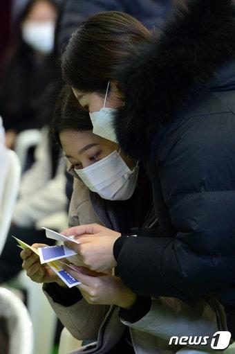 본문 이미지 - 2021학년도 대학수학능력시험(수능) 예비소집일인 2일 오후 경북 포항시 남구 영일고등학교에서 수험생들이 수험표를 확인하고 있다. 2020.12.2/뉴스1 ⓒ News1 최창호 기자
