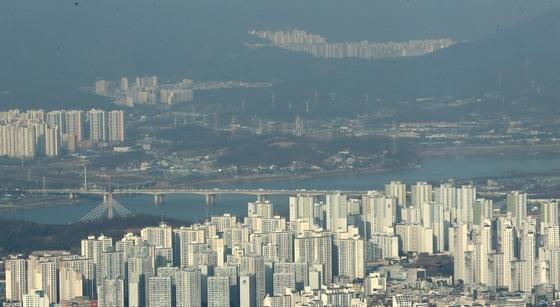 본문 이미지 - 서울 송파구 롯데월드타워 서울스카이에서 보이는 서울의 아파트 단지 /뉴스1 ⓒ News1 이성철 기자