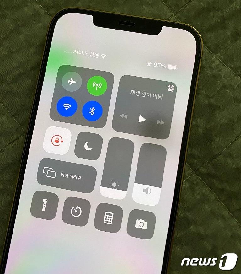 본문 이미지 - 아이폰12에서 가끔 데이터 서비스가 끊어지거나 안테나가 줄어드는 현상이 발생했다. <출처=아사모 카페 갈무리> ⓒ 뉴스1