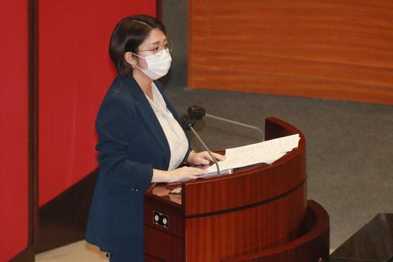 본문 이미지 - 용혜인 기본소득당 원내대표가 지난해 12월 2일 오후 서울 여의도 국회에서 열린 본회의에서 2021년도 예산안 토론을 하고 있다.  용 의원은 9일 임종석 전 청와대 비서실장의 '기본소득 비판'에 대해 조목조목 반박, 눈길을 끌었다. ⓒ News1 