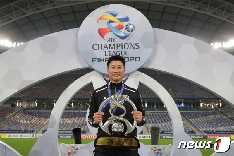 본문 이미지 - 19일(현지시간) 카타르에서 열린 아시아축구연맹(AFC) 챔피언스리그(ACL) 결승전에서 페르세폴리스(이란)을 2대1로 제압해 우승을 차지한 울산현대 김도훈 감독이 우승컵을 들고 기념촬영을 하고 있다. (한국프로축구연맹 제공) 2020.12.20/뉴스1