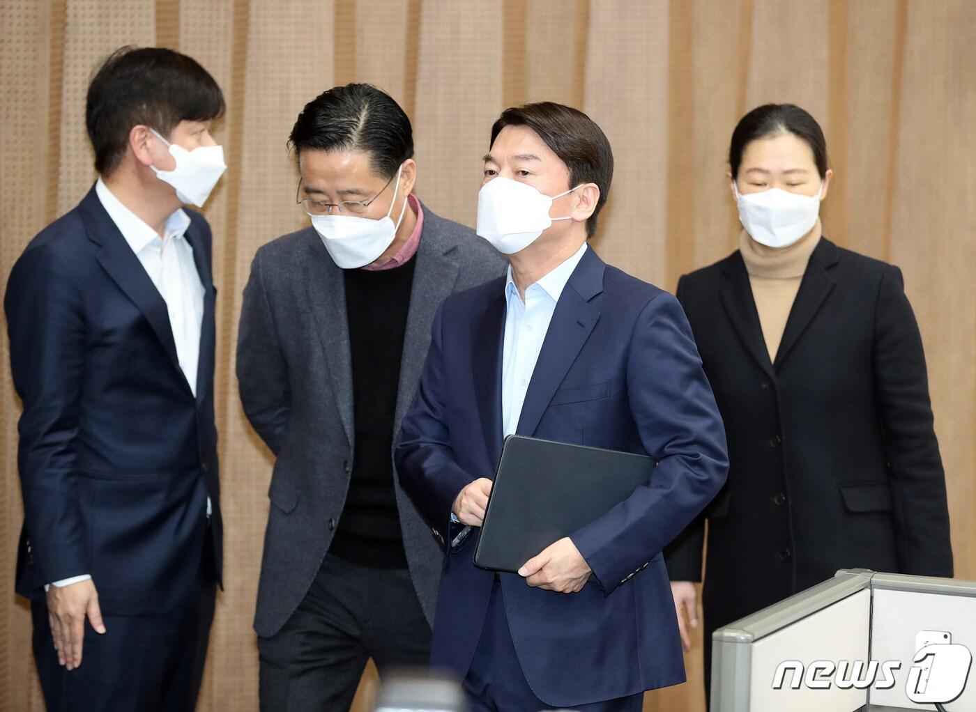 본문 이미지 - 안철수 국민의당 대표가 20일 오전 서울 여의도 국회 소통관에서 서울시장 보궐선거 출마선언 기자회견을 마치고 회견장을 나서고 있다.  2020.12.20/뉴스1 ⓒ News1 박세연 기자