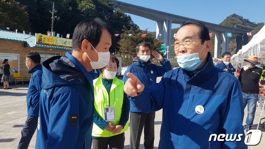 본문 이미지 - 정상혁 충북 보은군수가 대추온라인축제 현장을 찾아 점검하고 있다. (보은군 제공)ⓒ 뉴스1