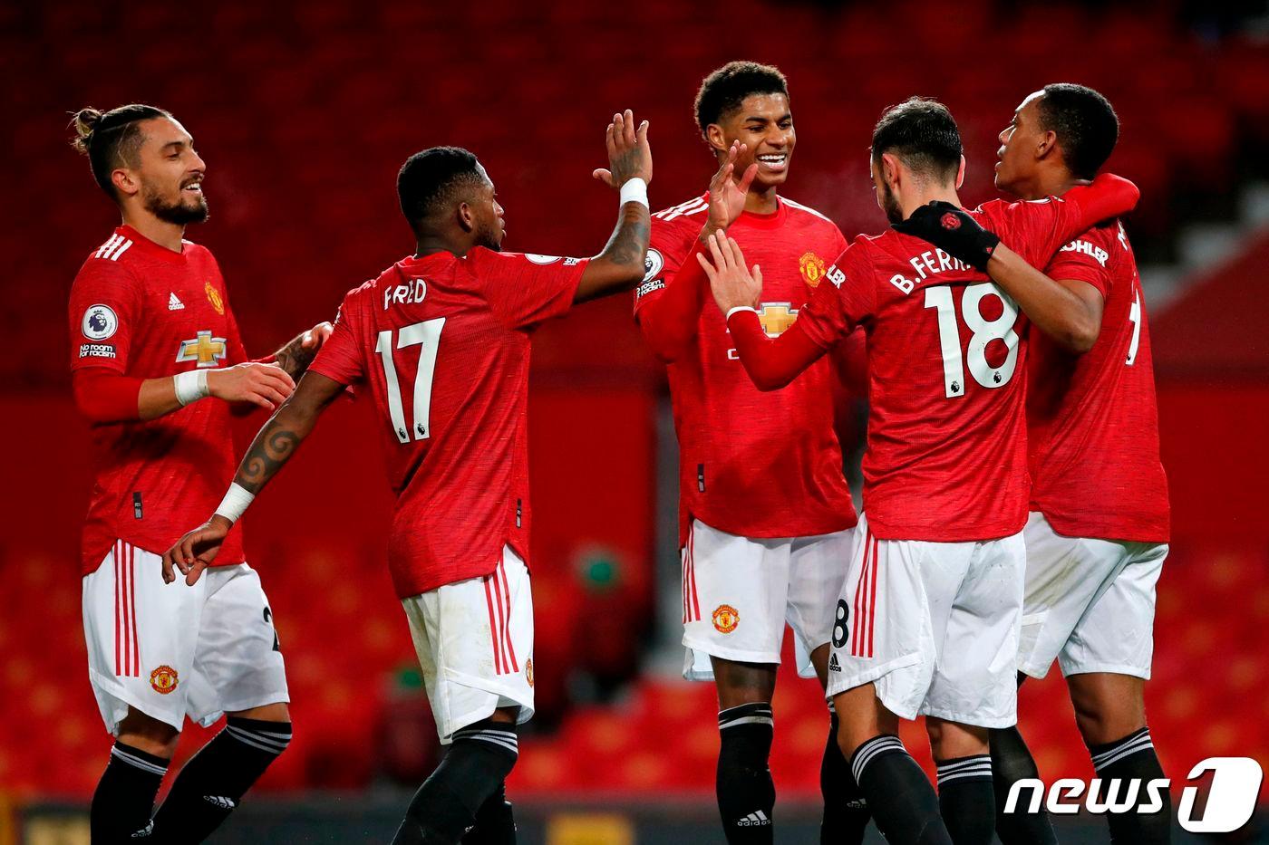 맨체스터 유나이티드 선수들이 21일(한국시간) 영국 맨체스터의 올드 트래포드에서 열린 리즈 유나이티드와의 2020-21 잉글랜드 프리미어리그(EPL) 14라운드에서 득점 후 기뻐하고 있다. ⓒ AFP=뉴스1