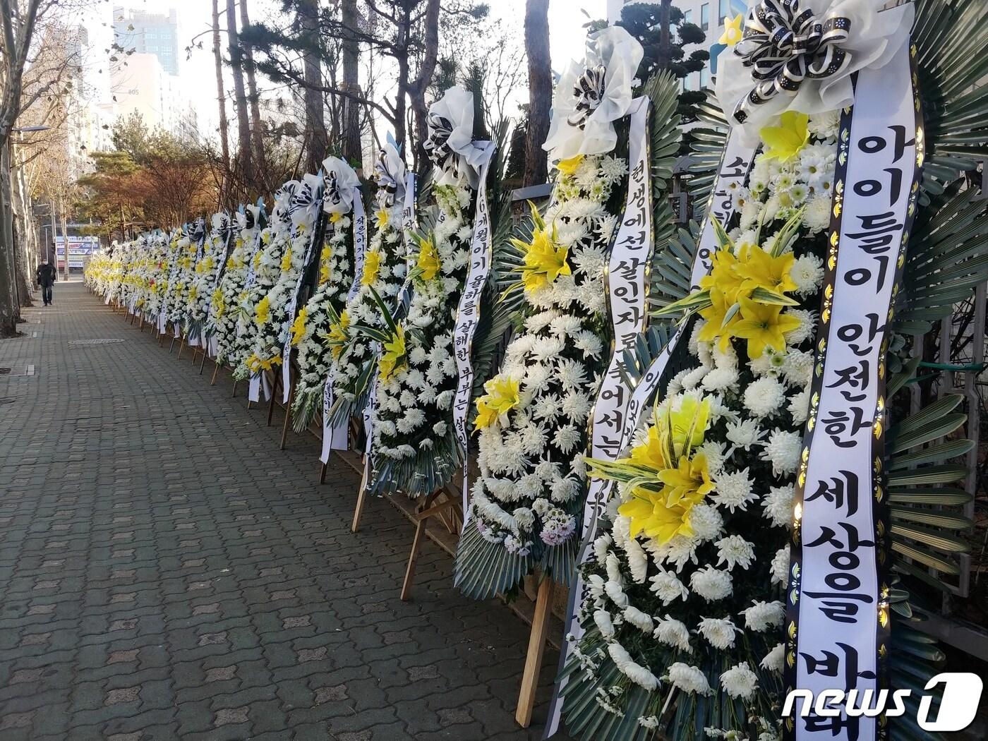 본문 이미지 - 21일 서울 양천구 서울남부지검 앞에 양부모의 학대로 사망한 16개월 입양아를 추모하는 근조 화환 50여개가 늘어섰다. 2020.12.21/뉴스1 ⓒ 뉴스1 온다예 기자