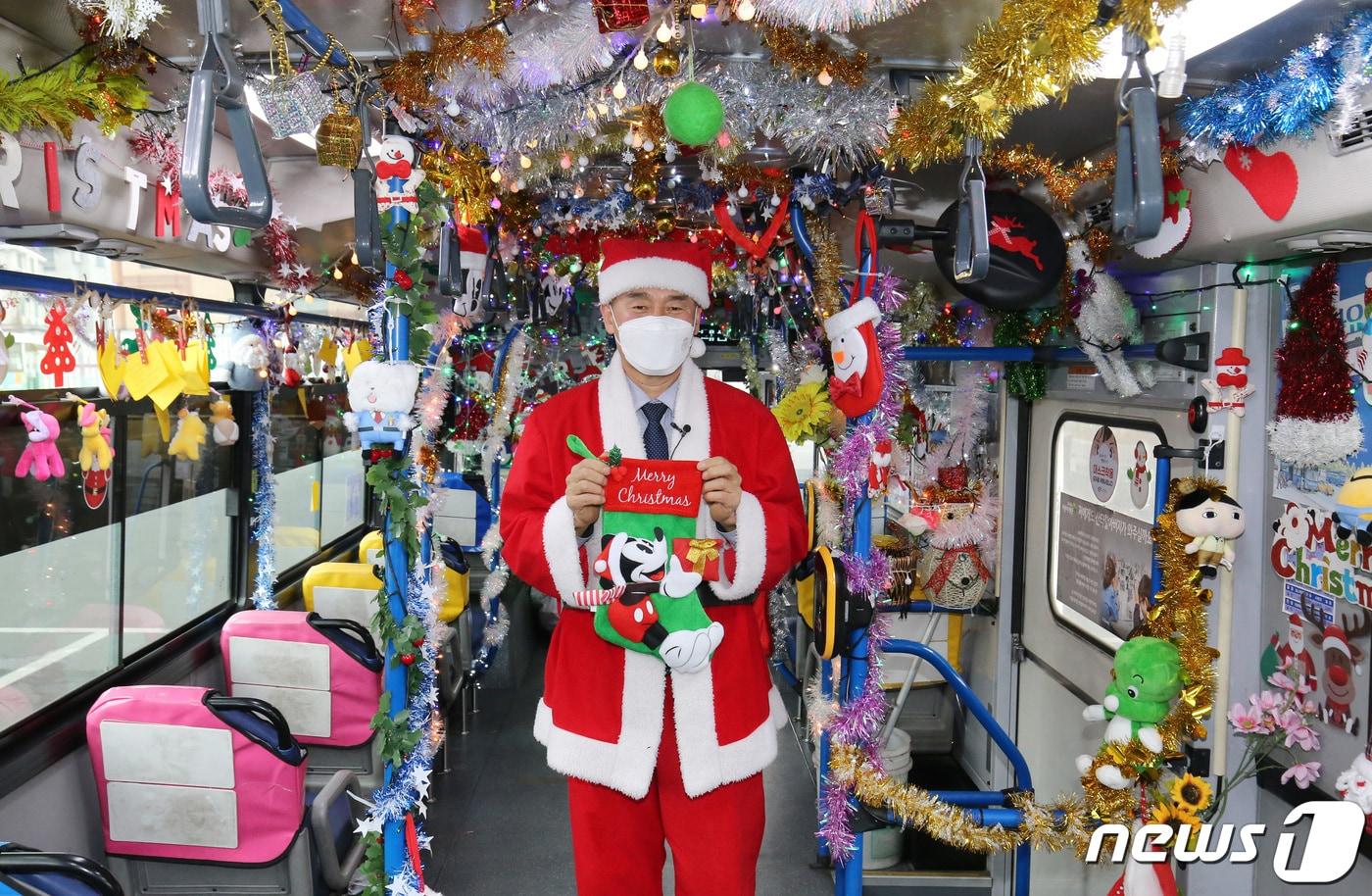 본문 이미지 - 천안 산타버스 기사 최영형 씨가 개인택시 기사로 변신했다. /뉴스1 김기태 기자