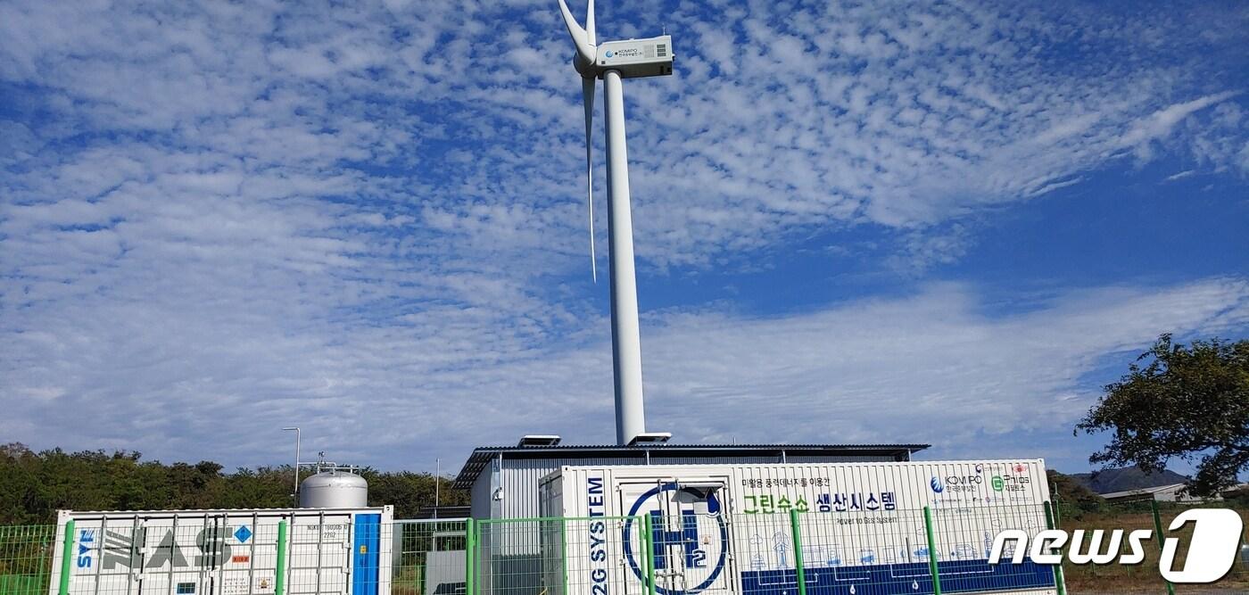 본문 이미지 - 중부발전 제주 상명풍력 단지와 P2G 그린수소 생산설비 전경. (중부발전 제공) ⓒ 뉴스1