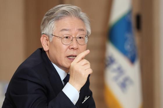 본문 이미지 - 이재명 경기도지사가 지난해 12월 21일 오후 경기도 수원시 팔달구 경기도청에서 뉴스1과 인터뷰를 하고 있는 모습. ⓒ News1 