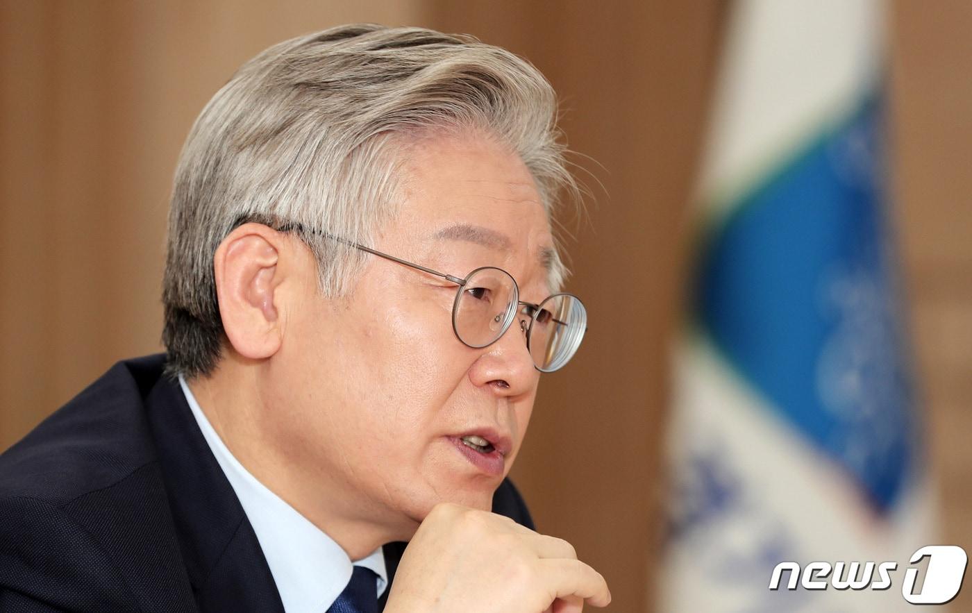 이재명 경기도지사는 31일 "일베출신의 성범죄가 의심되는 경기도 공무원 합격자가 논란이 되고 있다. 철저히 조사해 사실로 확인되면 임용취소는 물론 법적조치까지도 엄정하게 시행하겠다"고 밝혔다./뉴스1 ⓒ News1 조태형 기자