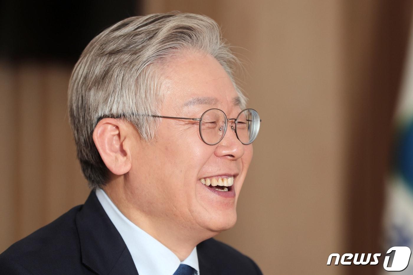 미국 전역에 송출되는 라디오 매체 보이스 오브 아메리카(Voice of america)가 지난 9일 차기 유력 대권주자인 이재명 경기도지사의 기본소득을 다룬 특집을 보도해 관심을 모으고 있다./뉴스1 ⓒ News1 조태형 기자