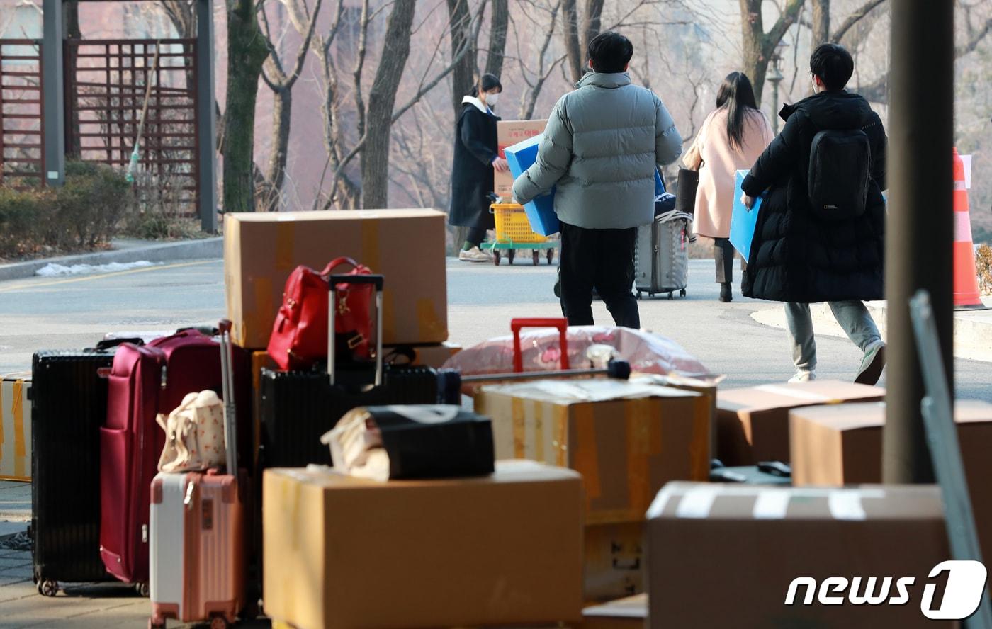 22일 오전 서울 동대문구 서울시립대 생활관에서 외국인 학생들이 대체 숙소인 호텔로 가기 위해 짐을 옮기고 있다. 서울시는 폭증하는 신종 코로나바이러스 감염증(코로나19) 확진자를 대비하기 위해 서울시립대와 소망교회 등 대학 기숙사와 교회 수양관 등을 생활치료센터로 활용할 계획이다. 2020.12.22/뉴스1 ⓒ News1 구윤성 기자