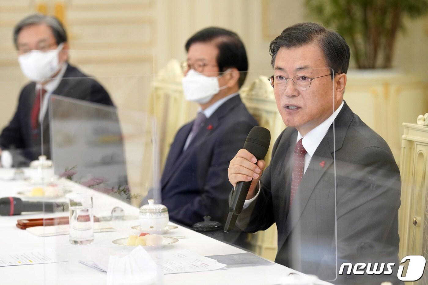 문재인 대통령이 22일 청와대 본관에서 가진 5부요인 초청 간담회에서 발언을 하고 있다. 2020.12.22/뉴스1 ⓒ News1 박정호 기자