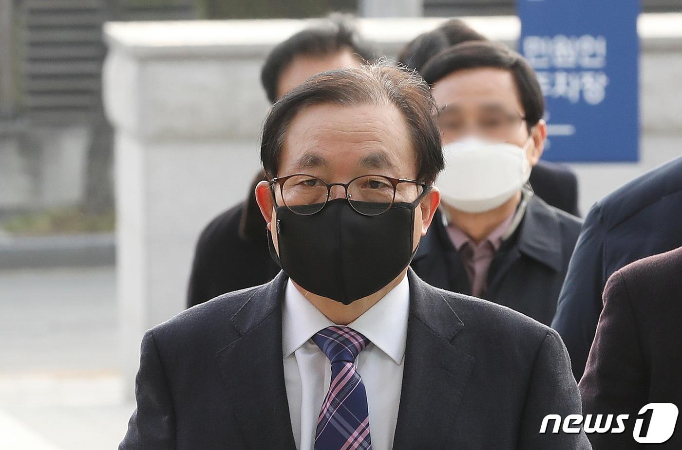 본문 이미지 - 공직선거법 위반 혐의로 재판에 넘겨진 이채익 국민의힘 의원이 22일 오후 울산지방법원에서 열리는 1심 선고공판에 출석하기 위해 법정으로 향하고 있다. 2020.12.22/뉴스1 ⓒ News1 윤일지 기자