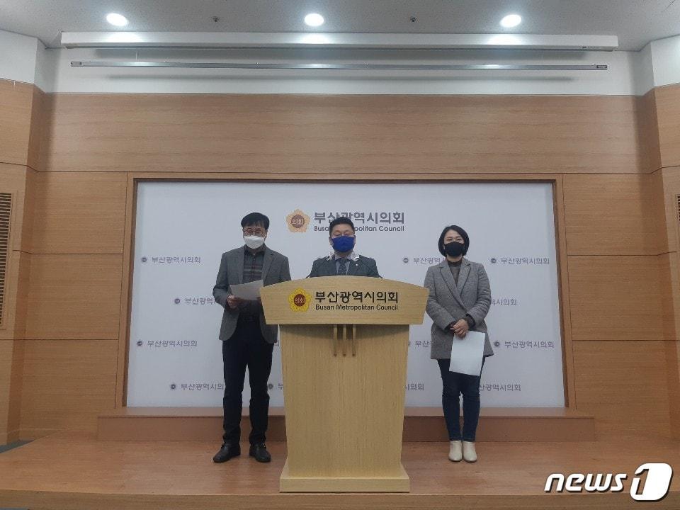 본문 이미지 - 22일 부산시의회 더불어민주당 원내대표단이 시의회 브리핑 룸에서 전봉민 국회의원 위법·특혜 의혹 관련 기자회견을 갖고 있다. ⓒ 뉴스1
