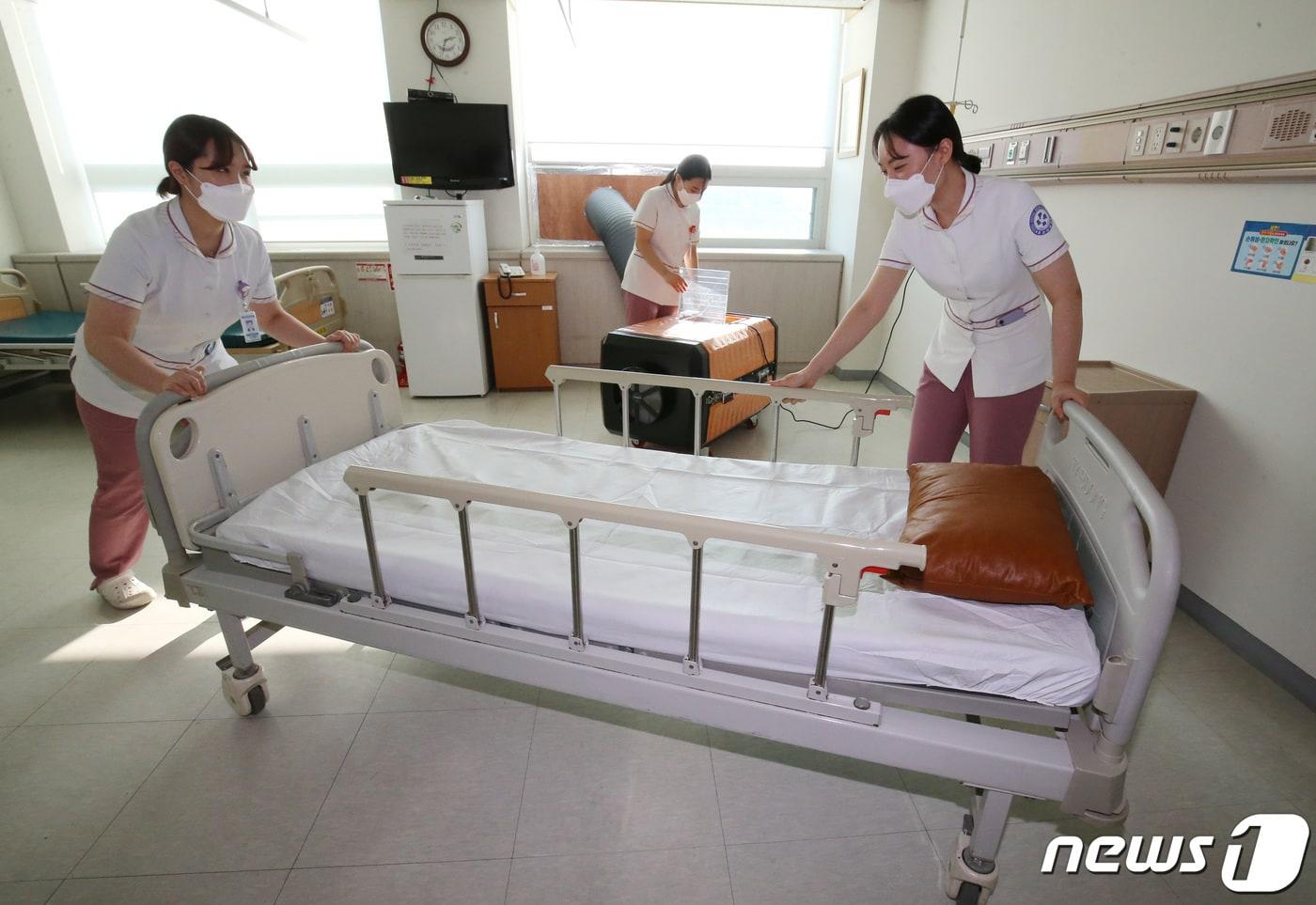 본문 이미지 - 충남 홍성 홍성의료원에서 의료진들이 중증환자 전담병상을 설치하고 있다.. 2020.12.22/뉴스1 ⓒ News1 김기태 기자