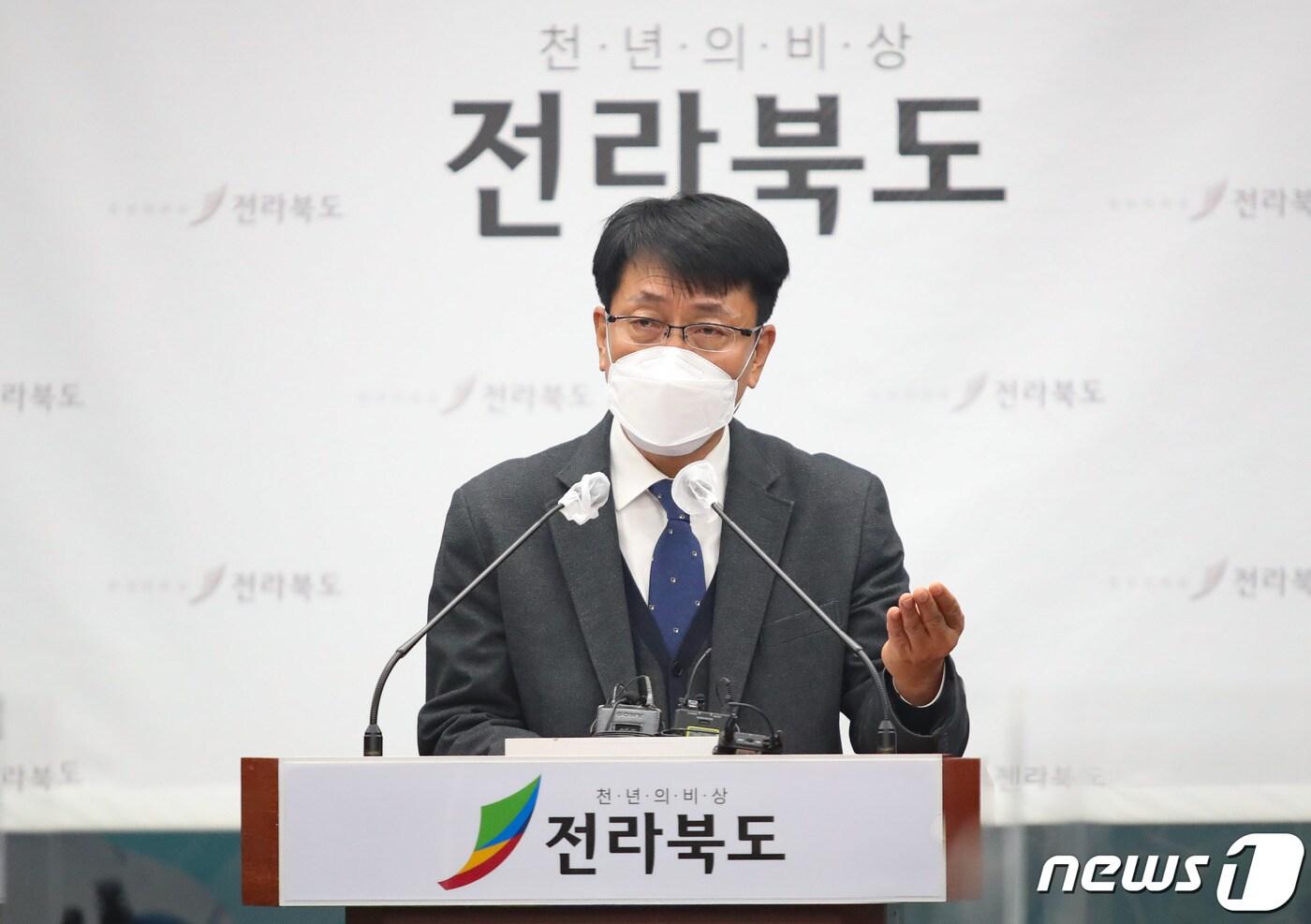 본문 이미지 - 8일 나석훈 전북도 일자리경제본부장이 지난 1년간의 전북도 경제정책 추진상황, 결과를 설명하고 있다.2020.12.22 /ⓒ 뉴스1