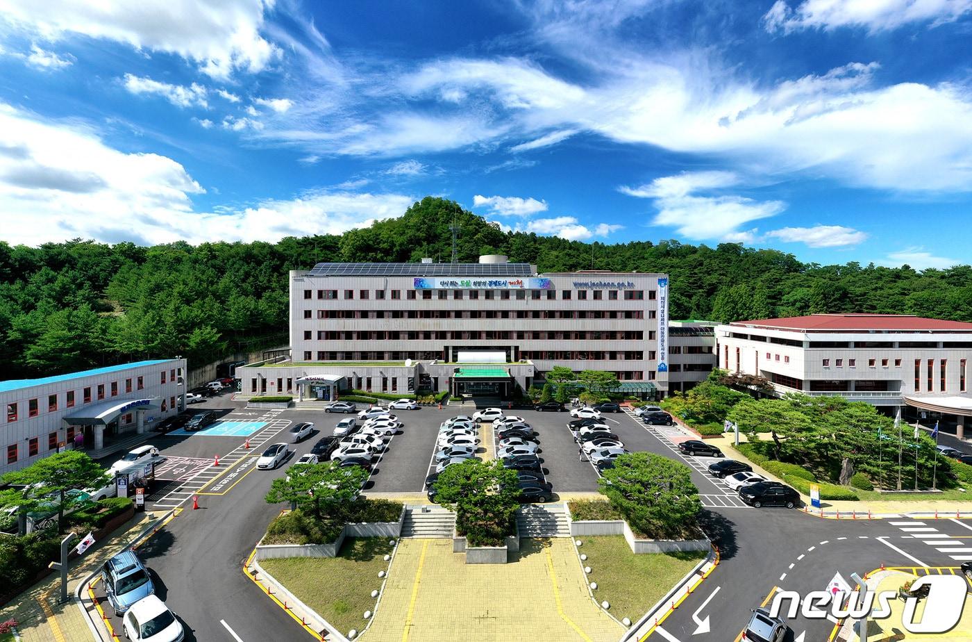본문 이미지 - 23일 충북 제천시가 강원도 영월군 쌍용리 폐광산 지역에 추진하는 대규모 폐기물 매립장 설치사업에 대해 반대 입장을 확고히 했다. 사진은 제천시청.(뉴스1 DB)2021.3.23/ⓒ 뉴스1