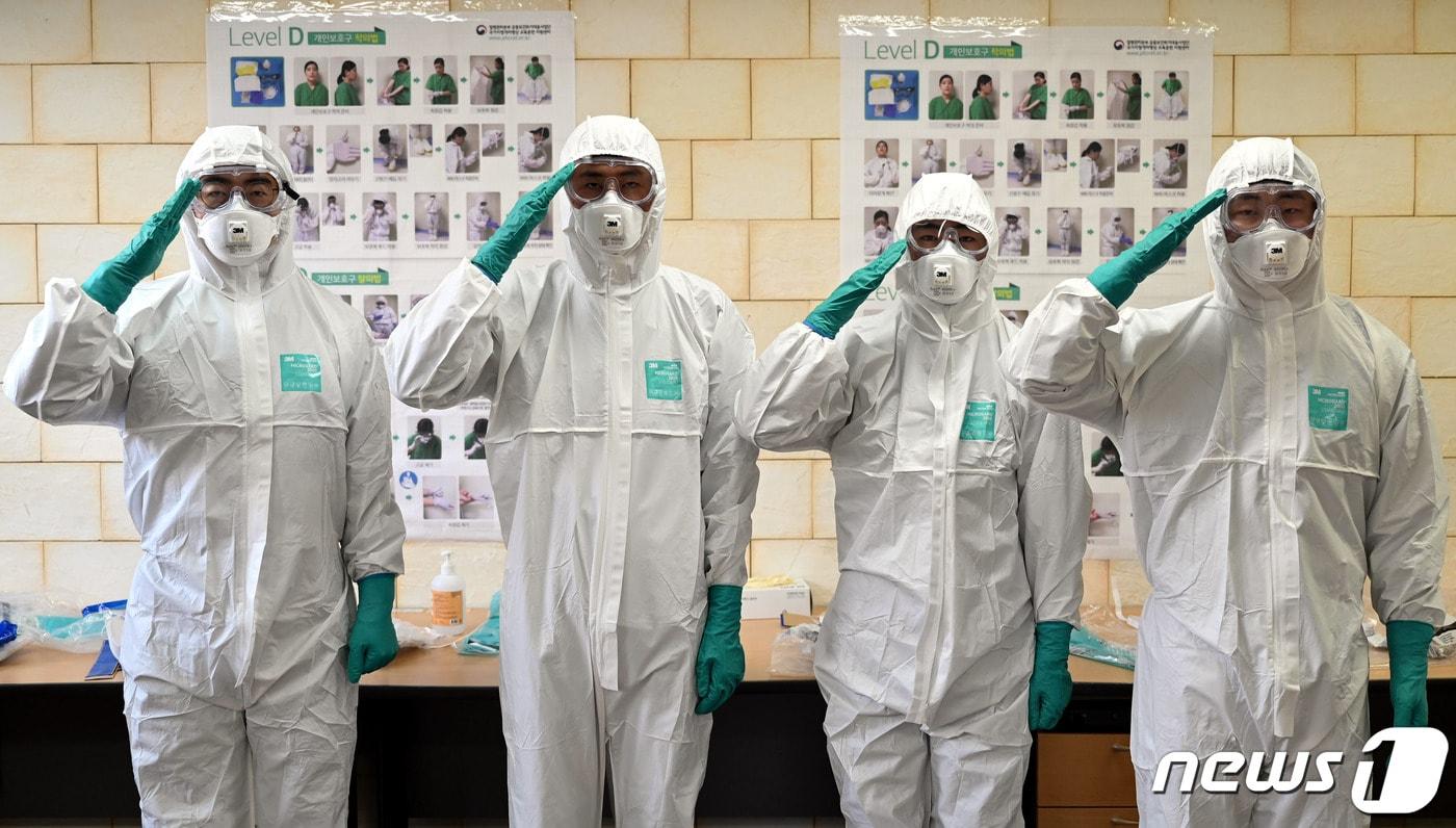 본문 이미지 - 22일 국군대구병원 투입에 자원한 육군 의무병들이 기념촬영을 하고 있다. 정재욱 일병, 백경호 상병, 김성택 일병, 임한솔 병장(왼쪽부터·육군본부 제공) 2020.12.22/ⓒ 뉴스1