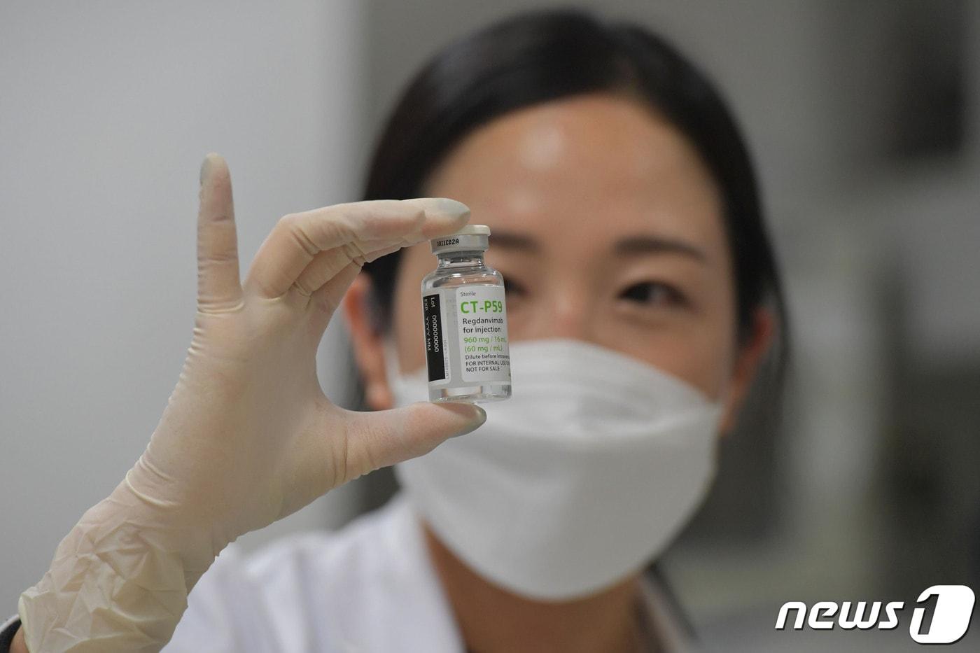 지난 22일 오후 인천 연수구 셀트리온 2공장에서 한 연구원이 코로나19 항체 치료제 CT-P59를 살펴보고 있다. 2020.12.22/뉴스1 ⓒ News1 정진욱 기자