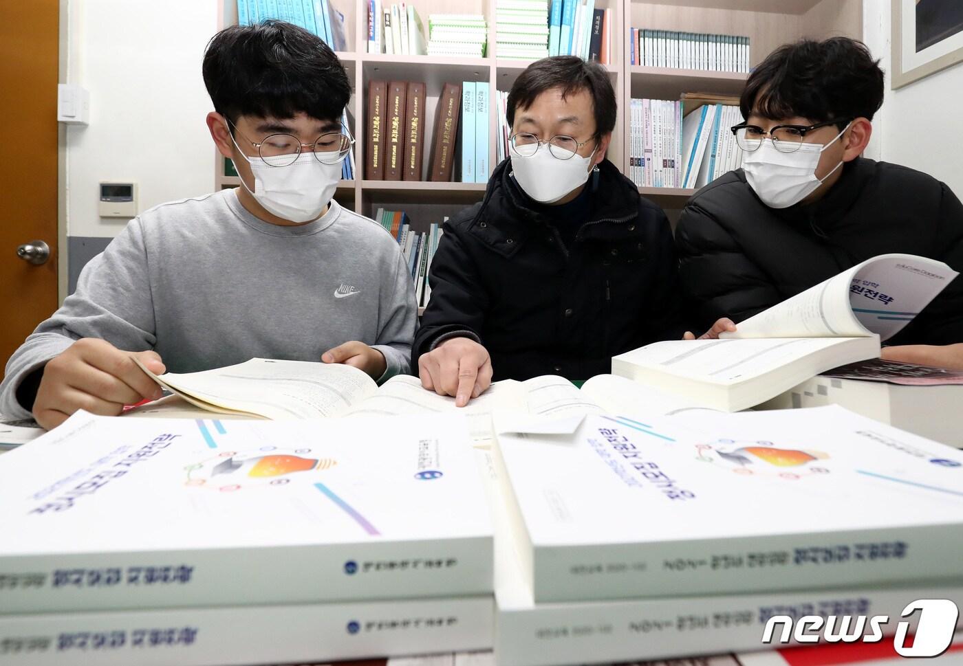 본문 이미지 - 2021학년도 대입 정시모집 입시 상담을 하고 있는 교사와 고3 수험생./뉴스1 ⓒ News1 김기태 기자