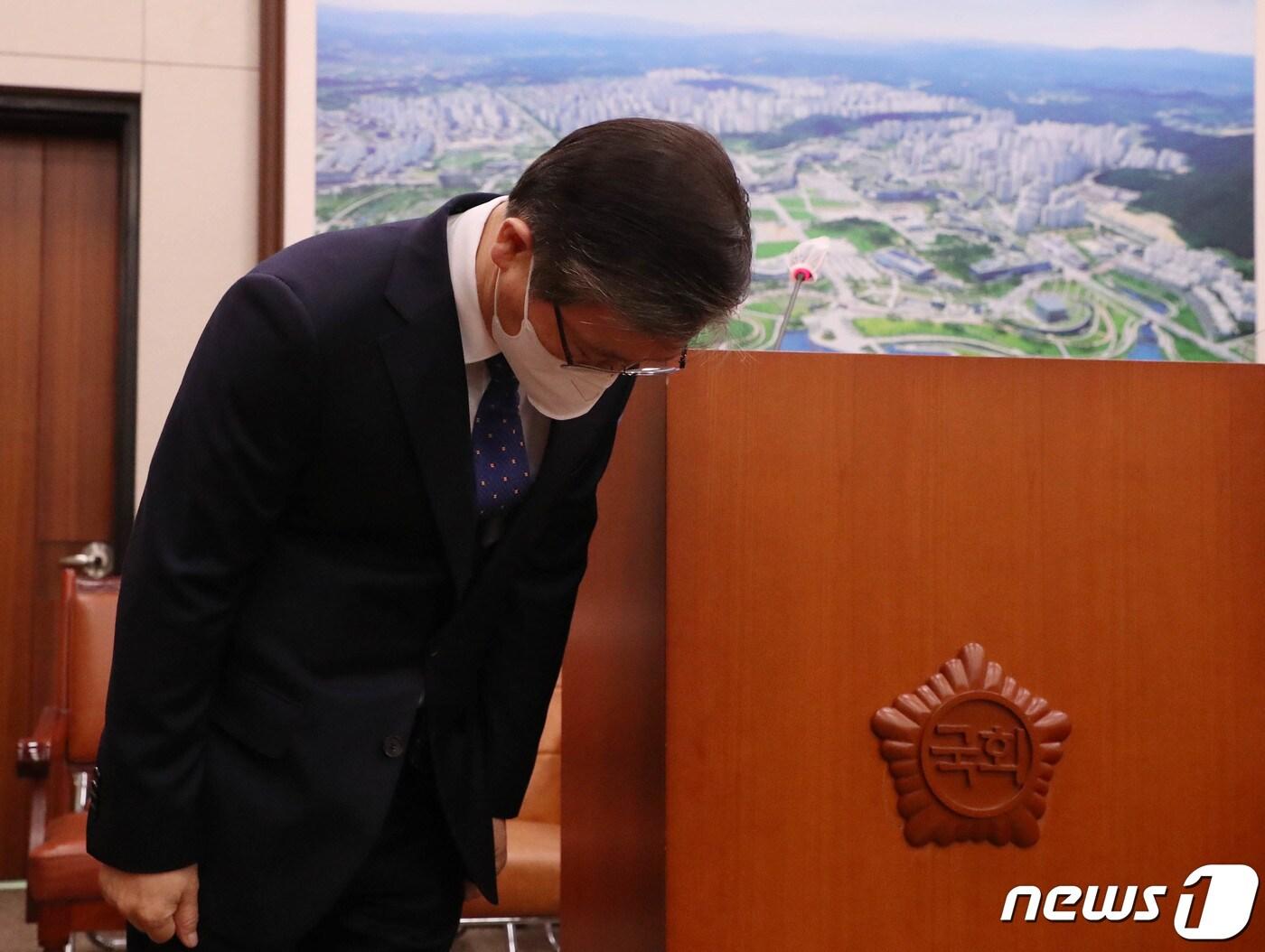본문 이미지 - 막말·낙하산 채용 특혜 논란에 휩싸인 변창흠 국토교통부 장관 후보자가 23일 서울 여의도 국회 국토교통위원회에서 열린 인사청문회에서 대국민 사과를 하고 있다. 2020.12.23/뉴스1 ⓒ News1 성동훈 기자