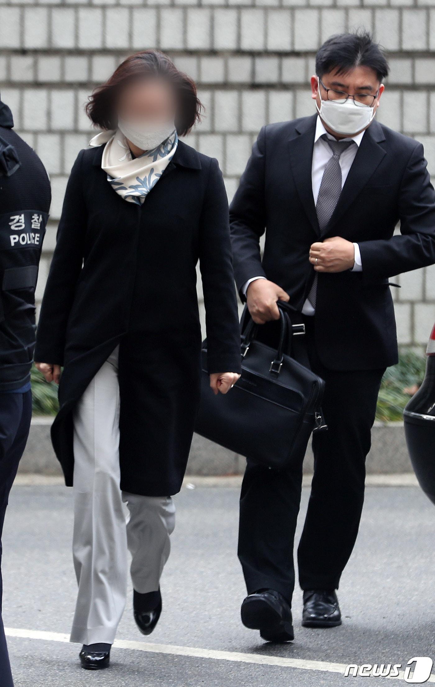 본문 이미지 - 사모펀드 및 자녀 입시비리' 등의 혐의를 받는 정경심 동양대학교 교수가 2020년 12월 23일 오후 서울 서초구 서울중앙지방법원에서 열린 자본시장과 금융투자업에 관한 법률위반 등 관련 1심 선고공판에 출석하기 위해 변호인 김칠준 변호사와 함께 법원으로 들어가고 있다. 이날 정 교수는 징역 4년형을 선고받고 법정 구속됐다. ⓒ News1 이동해 기자