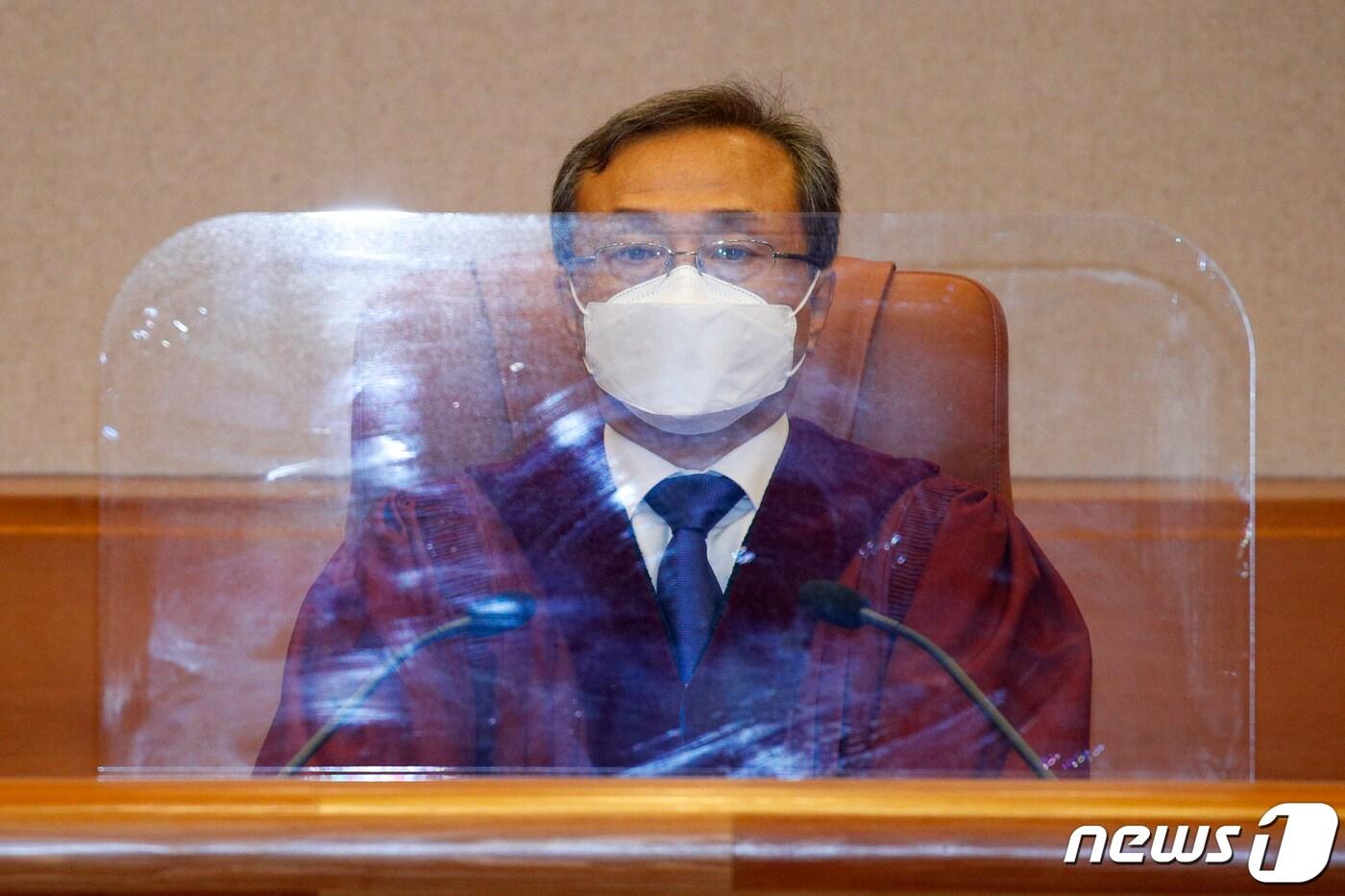 본문 이미지 - 유남석 헌법재판소장이 23일 오후 서울 종로구 헌법재판소에서 열린 특정 문화예술인 지원사업 배제행위 등 위헌확인 선고에 자리하고 있다. 2020.12.23/뉴스1 ⓒ News1 안은나 기자