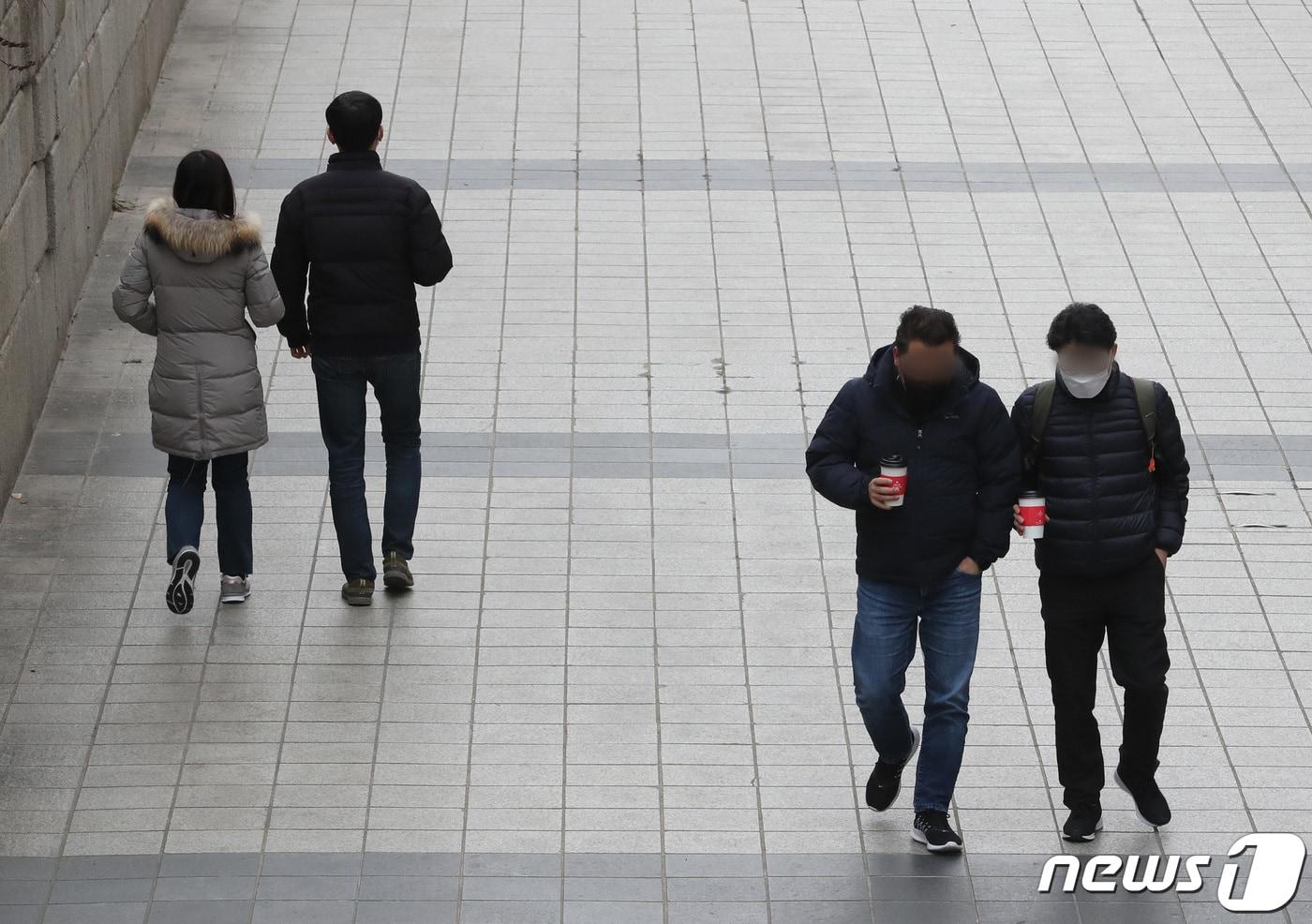 본문 이미지 - 수도권 지역에서 '5인 이상 사적모임 금지' 조치가 시작된 23일 서울 청계천에서 시민들이 2~4명씩 짝을 지어 이동하고 있다. 2020.12.23/뉴스1 ⓒ News1 이성철 기자