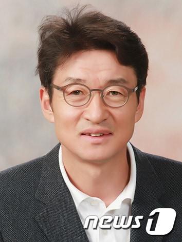 본문 이미지 - 문재인 대통령은 23일 통계청장에 류근관 서울대 경제학부 교수를 내정했다. (청와대 제공) 2020.12.23/뉴스1