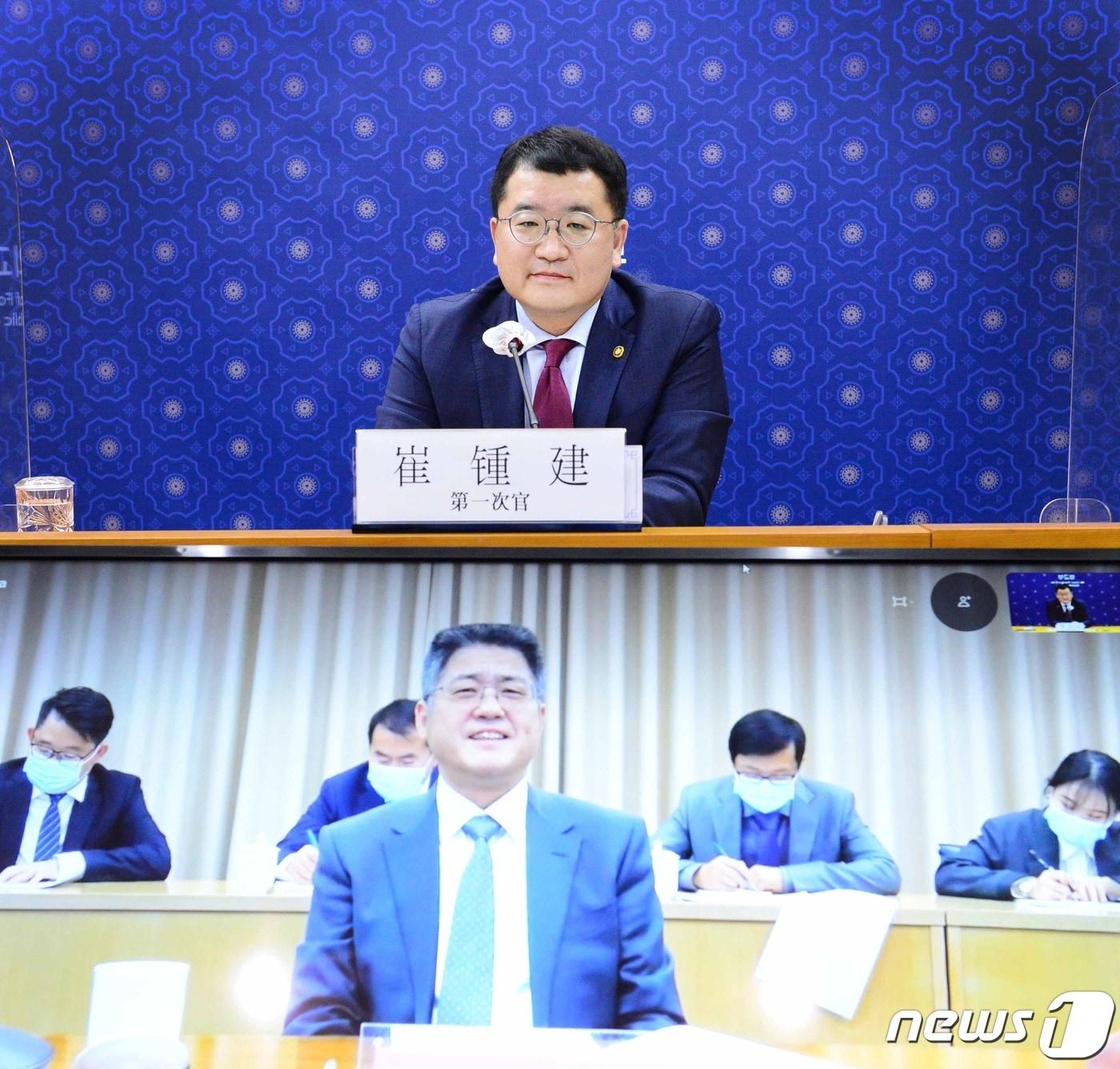 본문 이미지 - 최종건 외교부 1차관은 지난해 12월23일 오전 러위청 중국 외교부 부부장과 화상회의를 갖고, 한중관계·코로나19 대응 등에 대해 논의했다. (외교부 제공)ⓒ 뉴스1